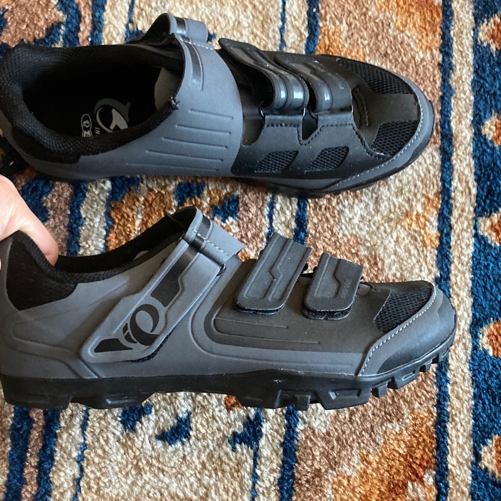 NWOT Pearl Izumi women’s 9 bike shoes cleat